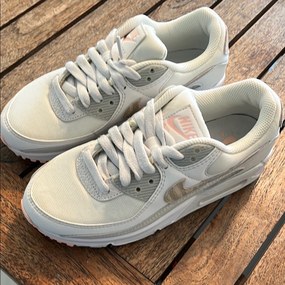 Nike White Air Max Sneakers with Classic Design never worn size 5.5 no box